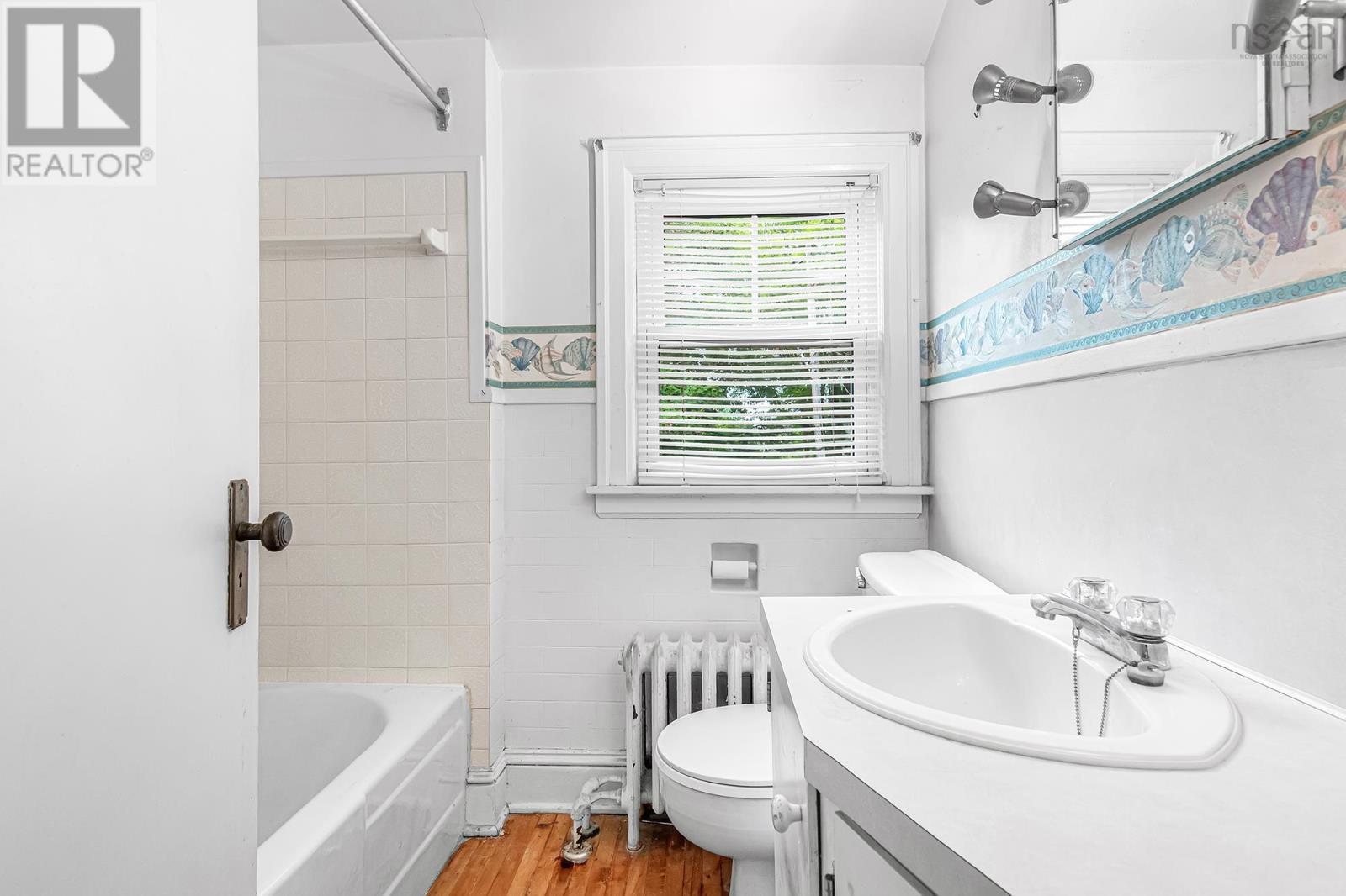2575 Connaught Avenue - 27