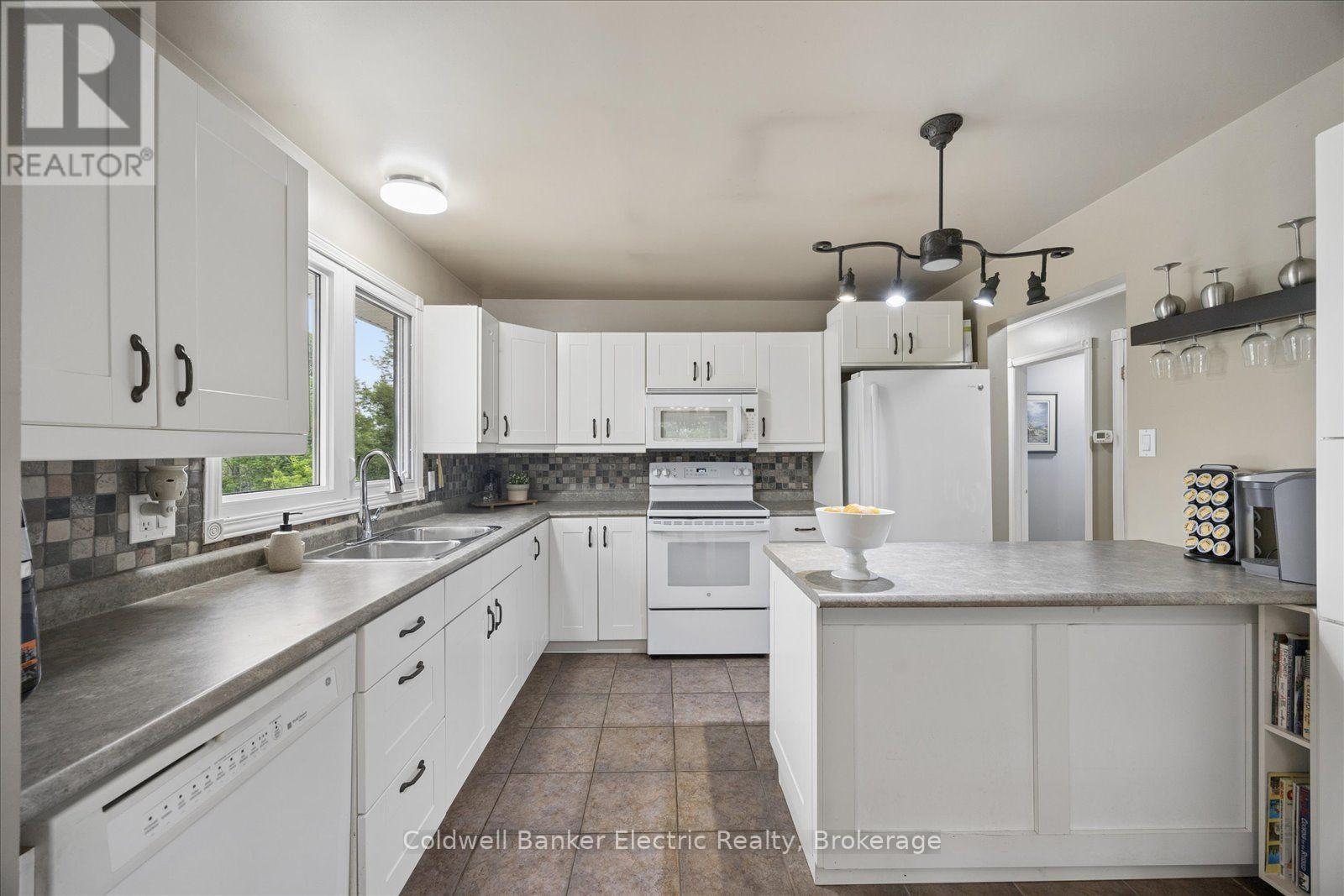 1657 4TH LINE - Image 19