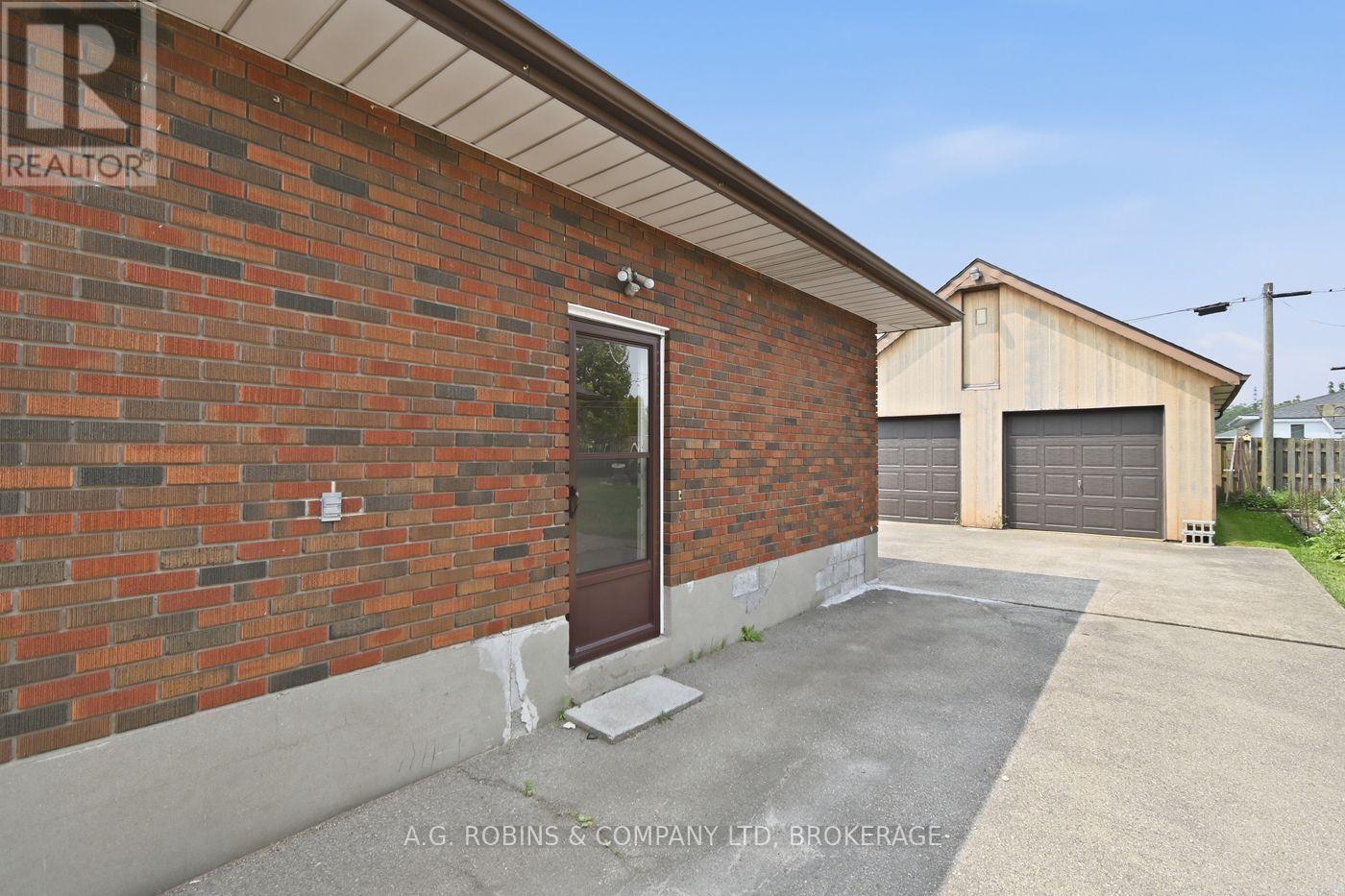 140 CLASSIC AVENUE - Image 11