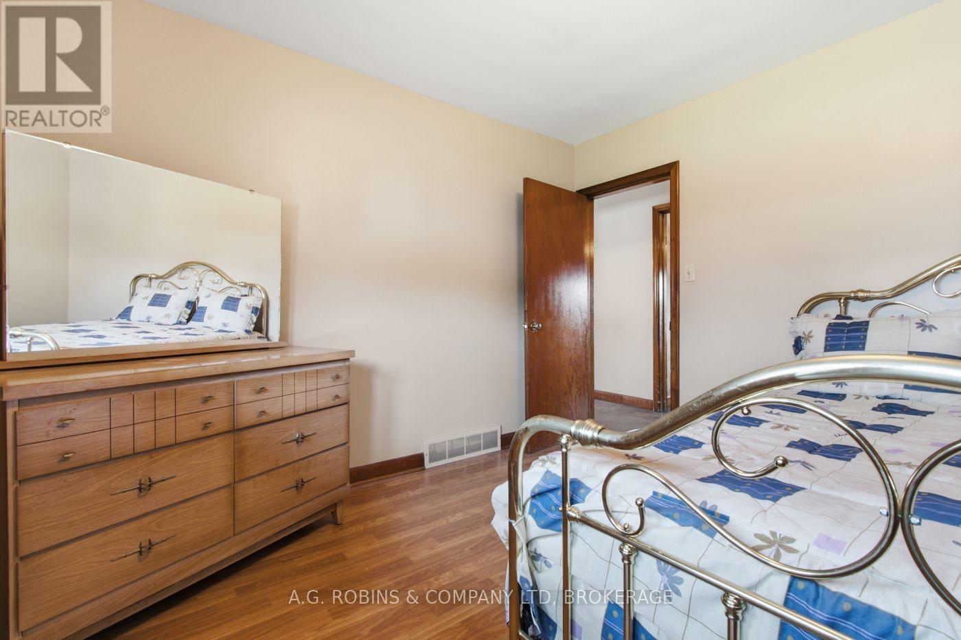 140 CLASSIC AVENUE - Image 15