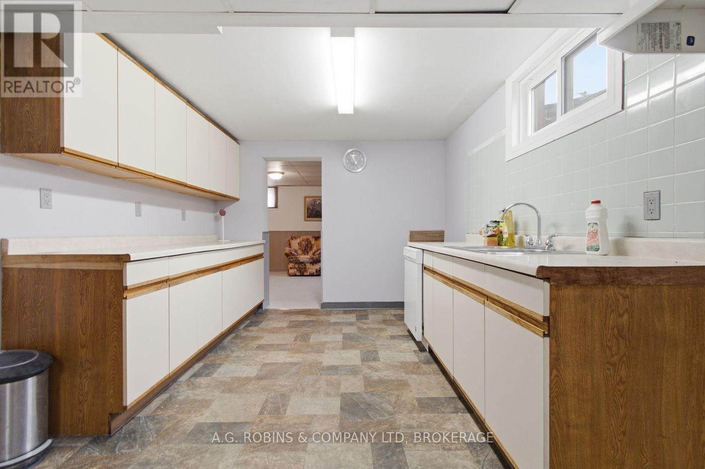 140 CLASSIC AVENUE - Image 33