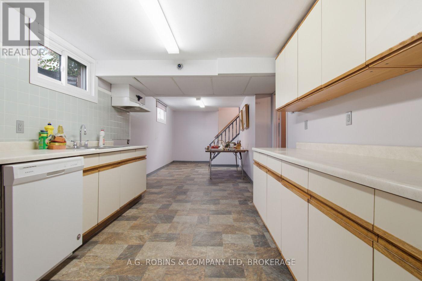 140 CLASSIC AVENUE - Image 34