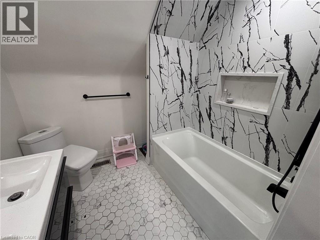 122 QUEENSDALE Avenue E - 12