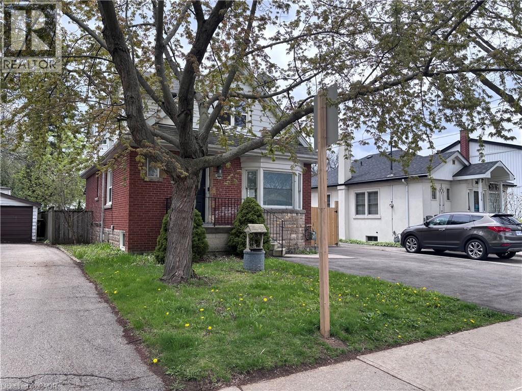 122 QUEENSDALE Avenue E - 2