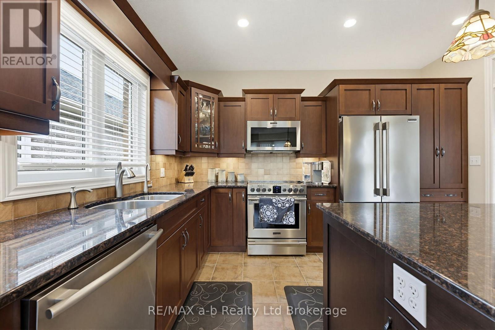 911 RIDGEWOOD DRIVE - 10
