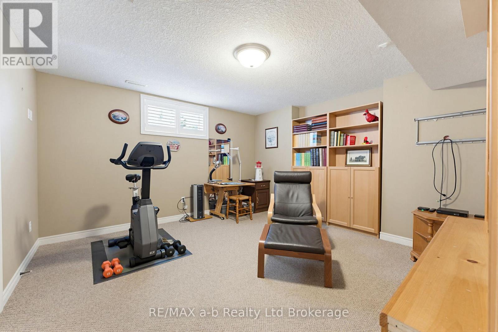 911 RIDGEWOOD DRIVE - 22