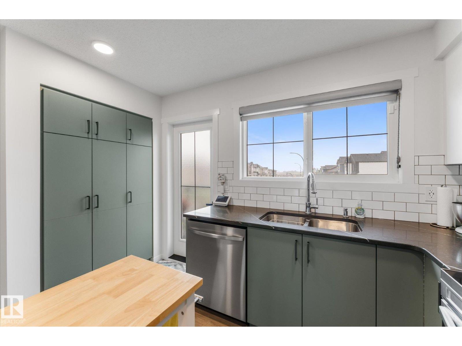 1275 MCLEOD AV - 19