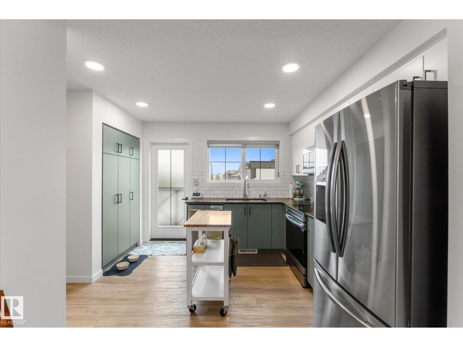 1275 MCLEOD AV - 16