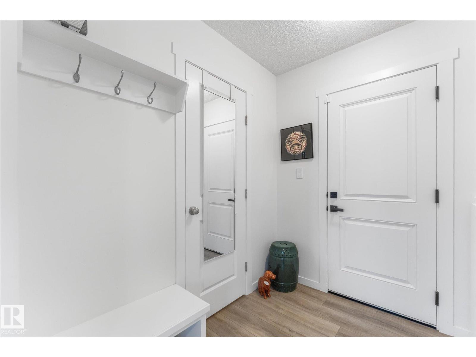 1275 MCLEOD AV - 32