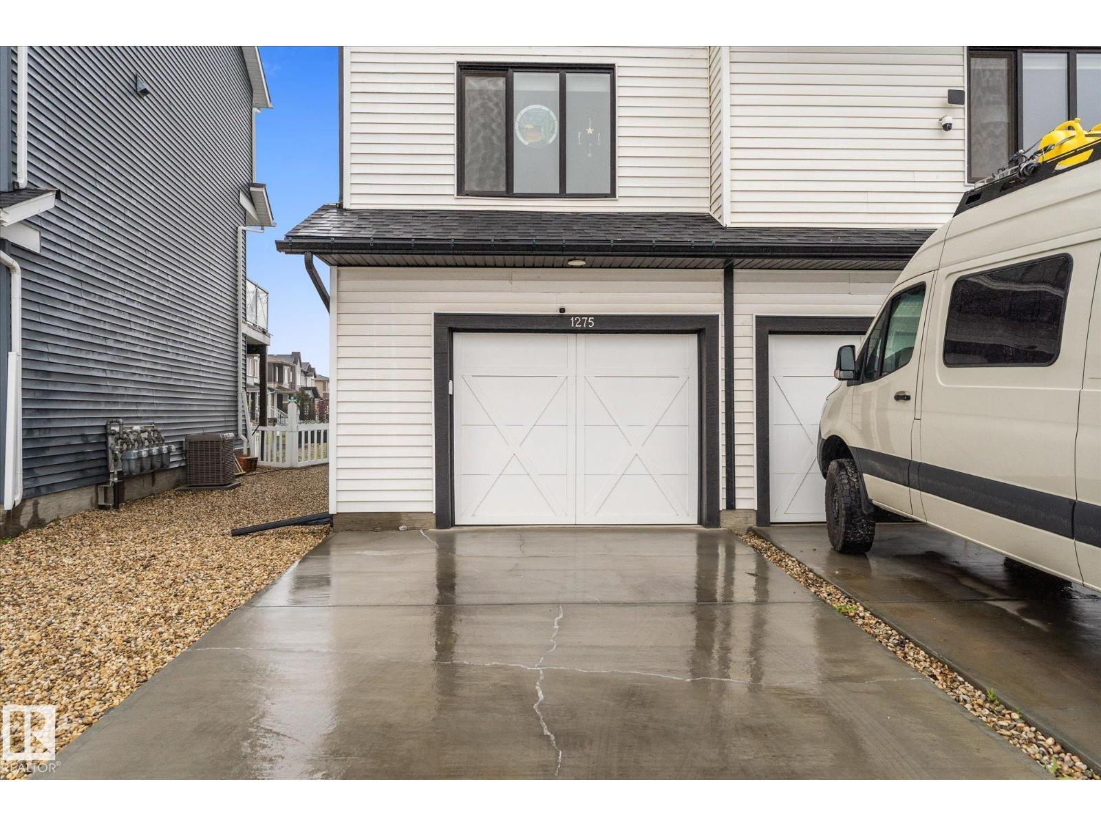 1275 MCLEOD AV - 35