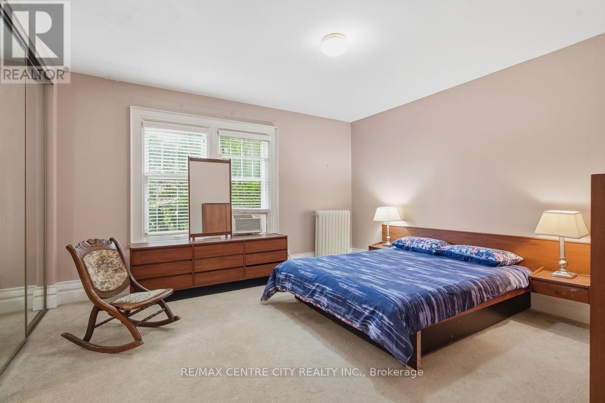 927 RICHMOND STREET - 23