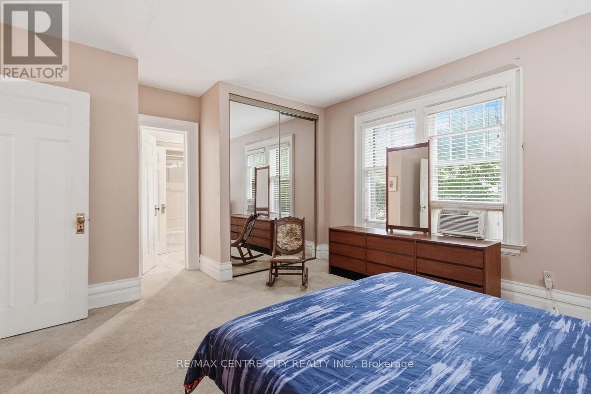 927 RICHMOND STREET - 24