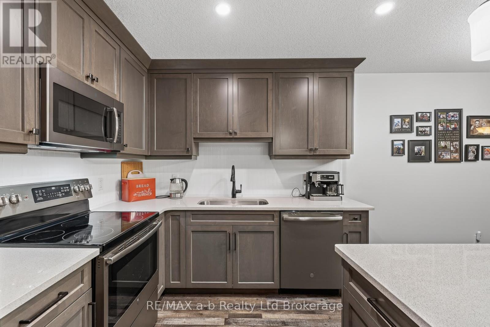 253 CHARLES STREET W - 16
