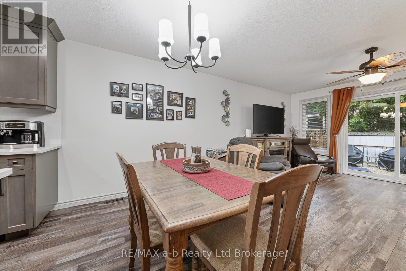 253 CHARLES STREET W - 19