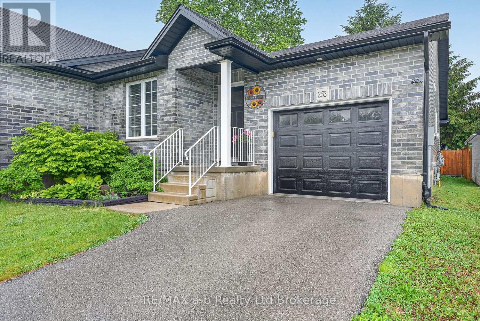 253 CHARLES STREET W - 2