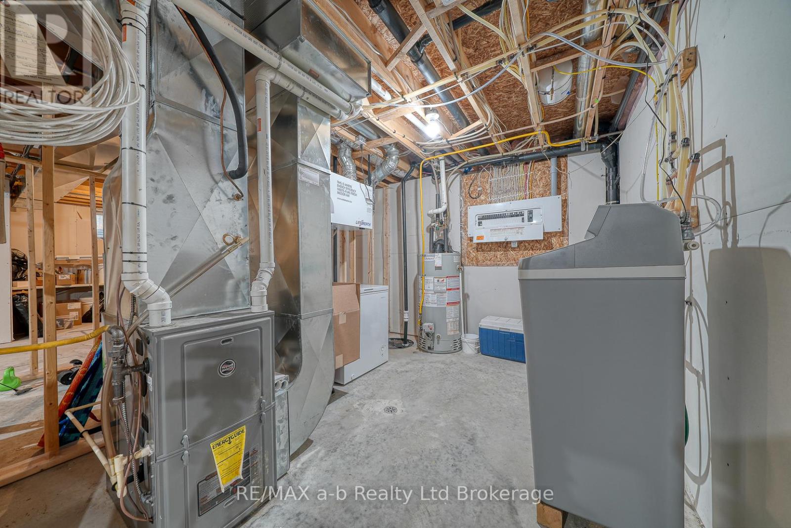 253 CHARLES STREET W - 34
