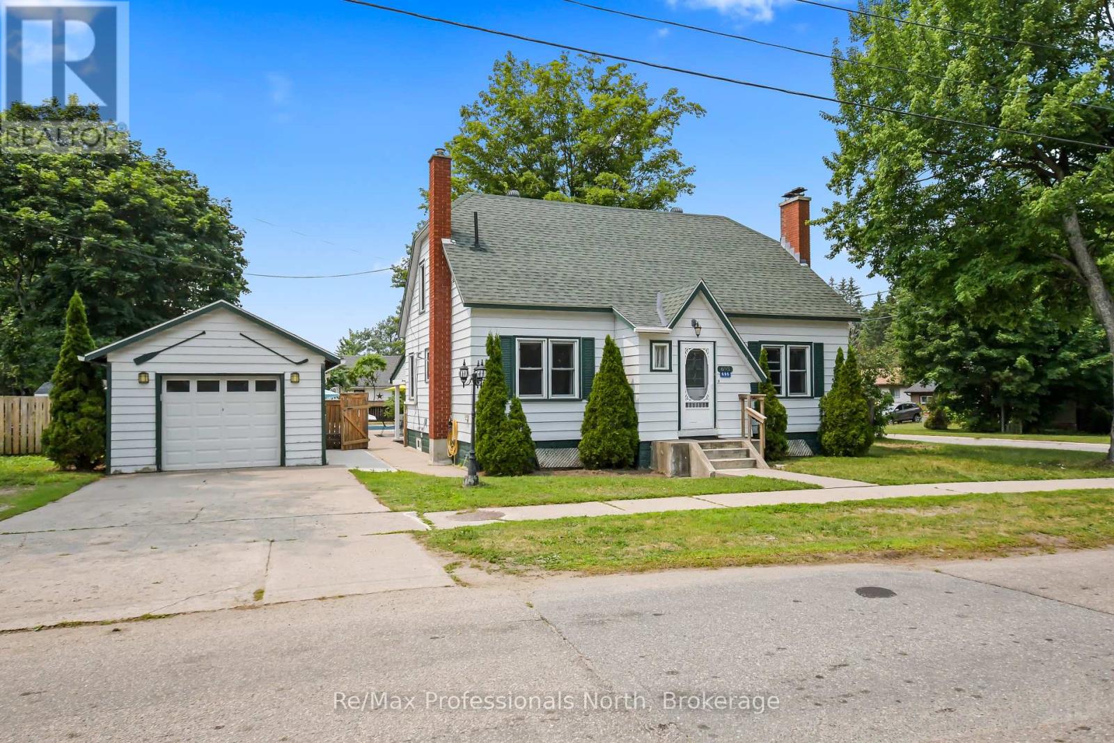 695 JOHN STREET N - 1