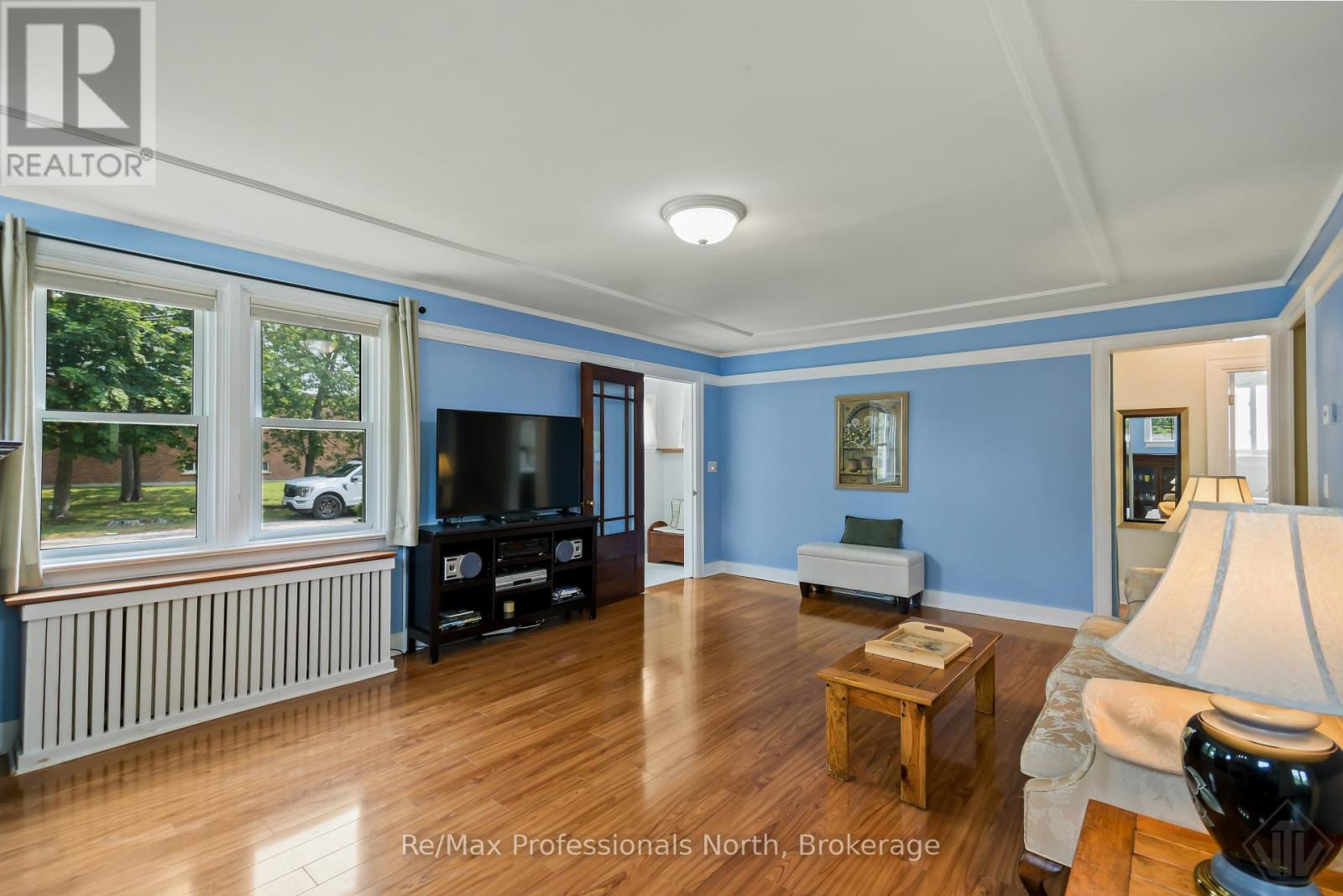 695 JOHN STREET N - Image 13