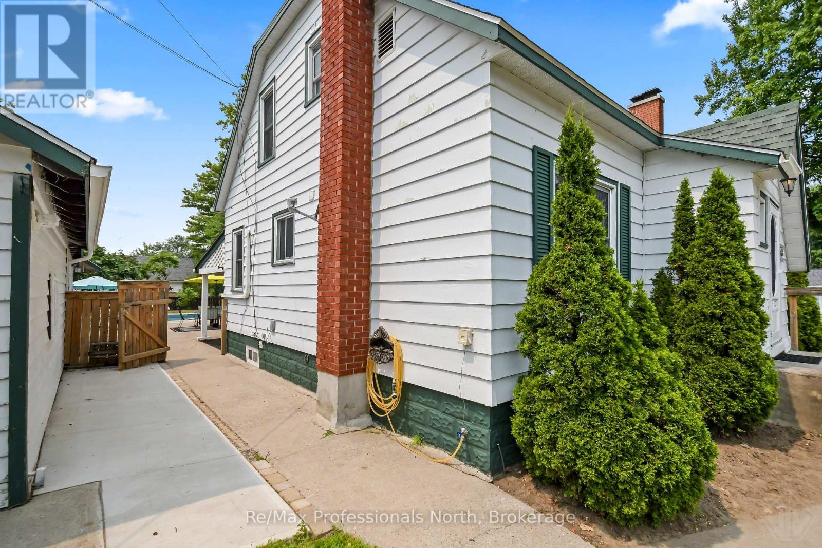 695 JOHN STREET N - Image 2