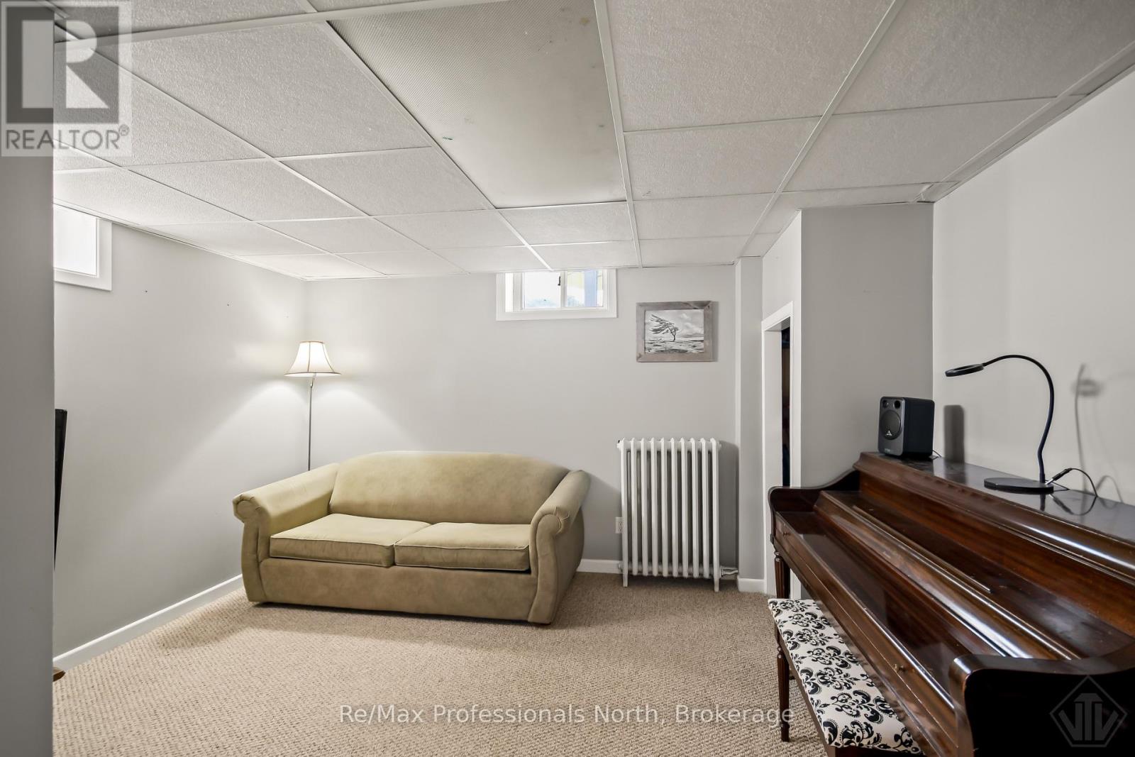 695 JOHN STREET N - Image 32