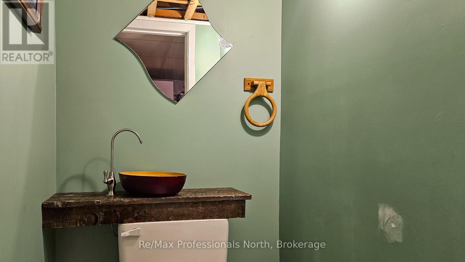 695 JOHN STREET N - Image 33