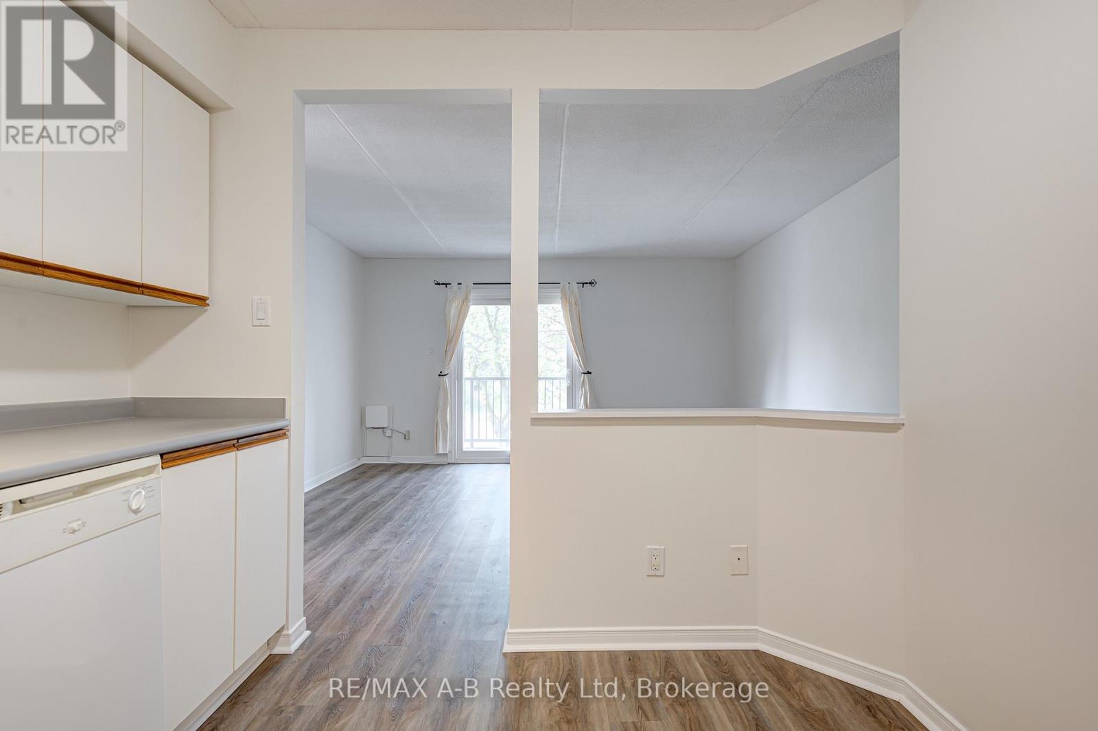 #106 50 CAMPBELL COURT - 14