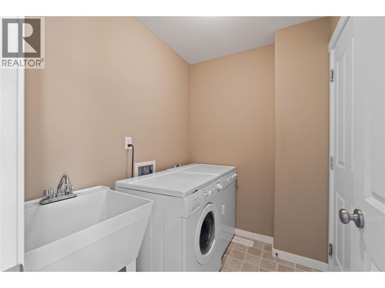 1914 Snowberry Crescent - Image 12