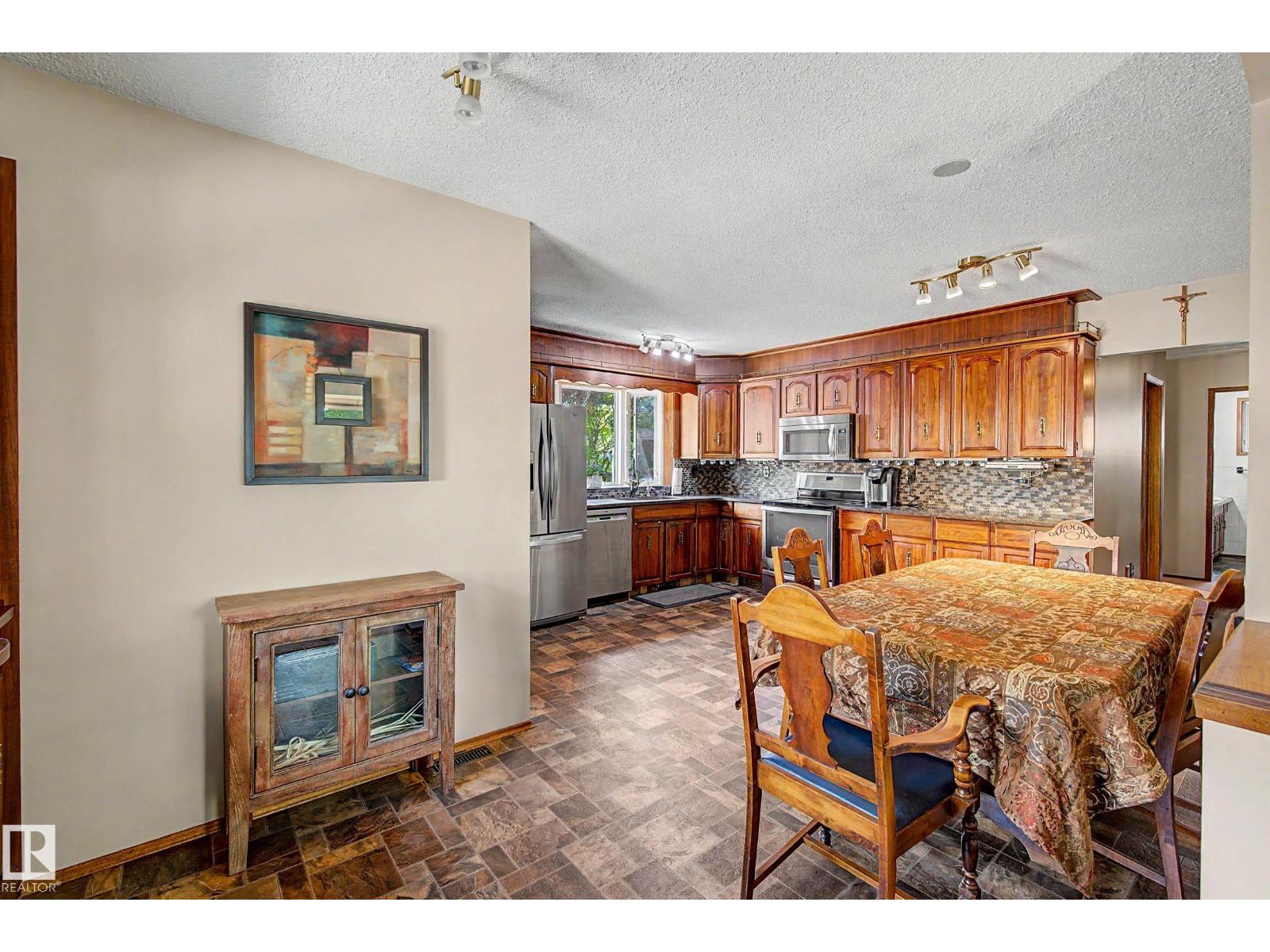 6115 152A AV NW - 11