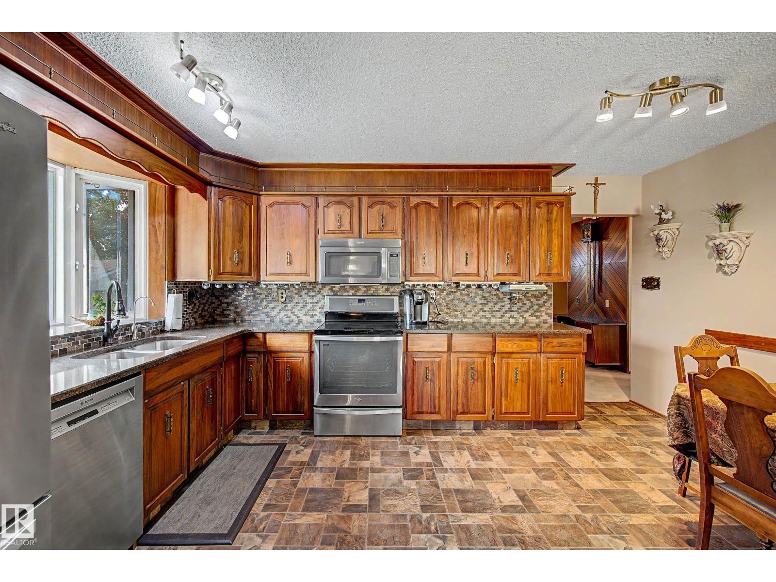 6115 152A AV NW - 14