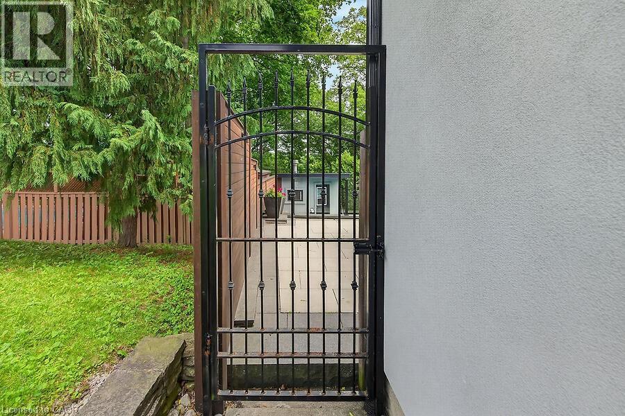 26 FREELAND Court - 32