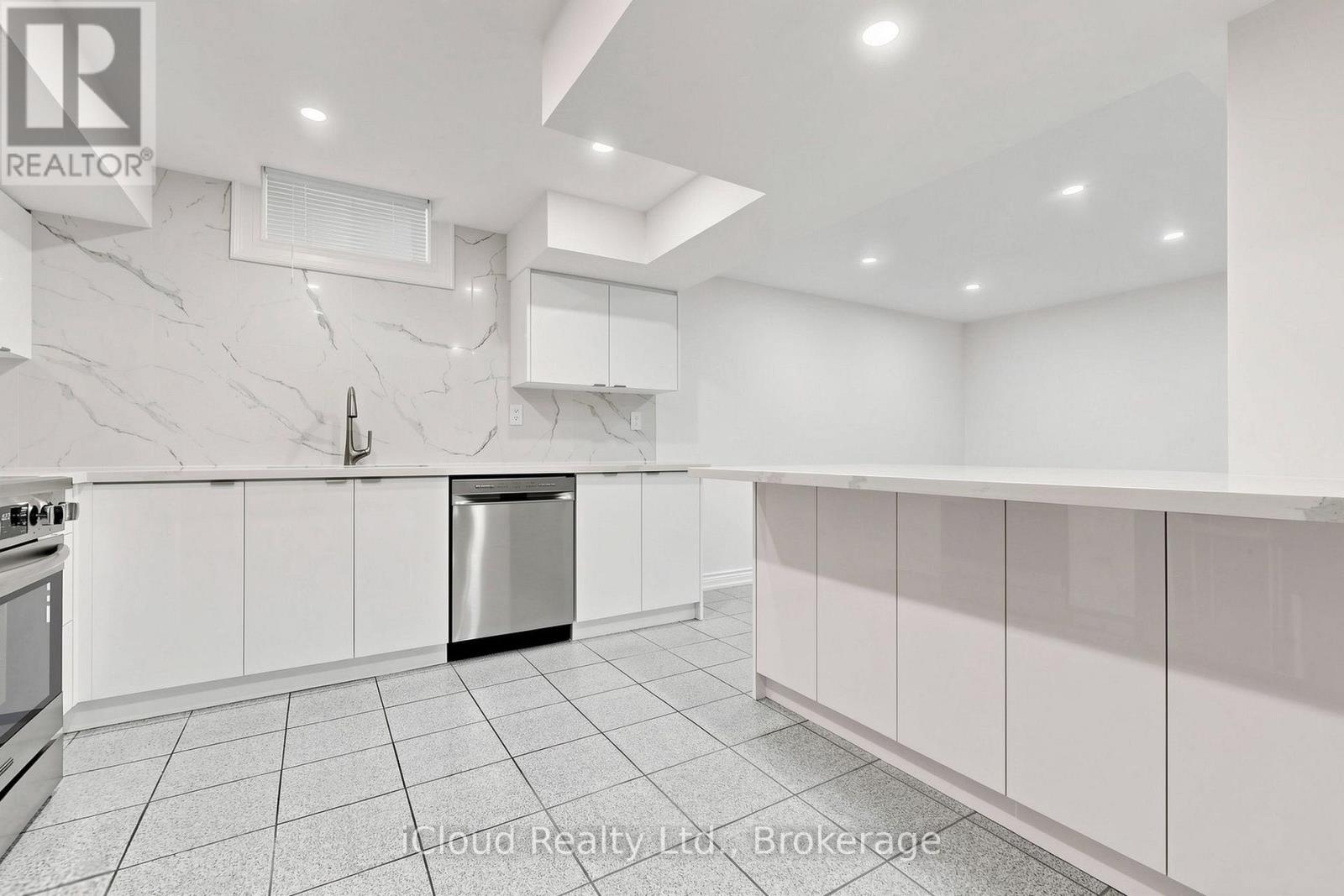 15 SAN MARKO PLACE - 34