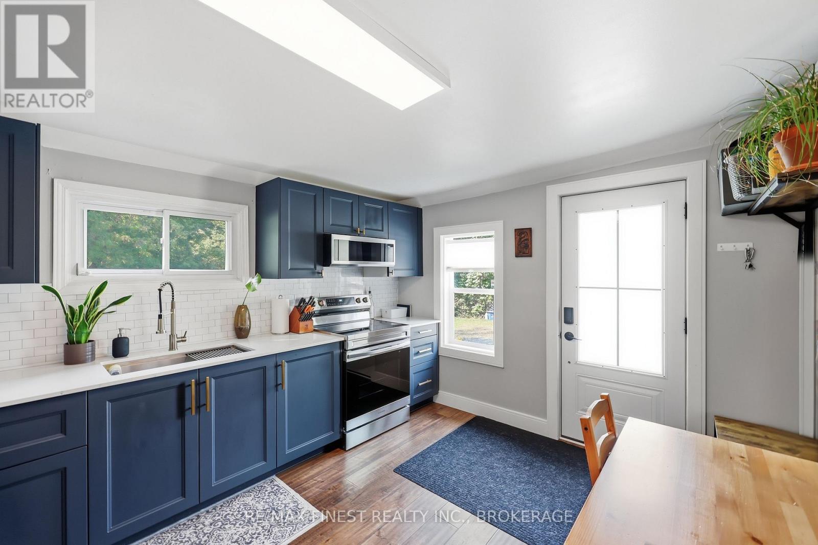 414 DUNDAS STREET - 12