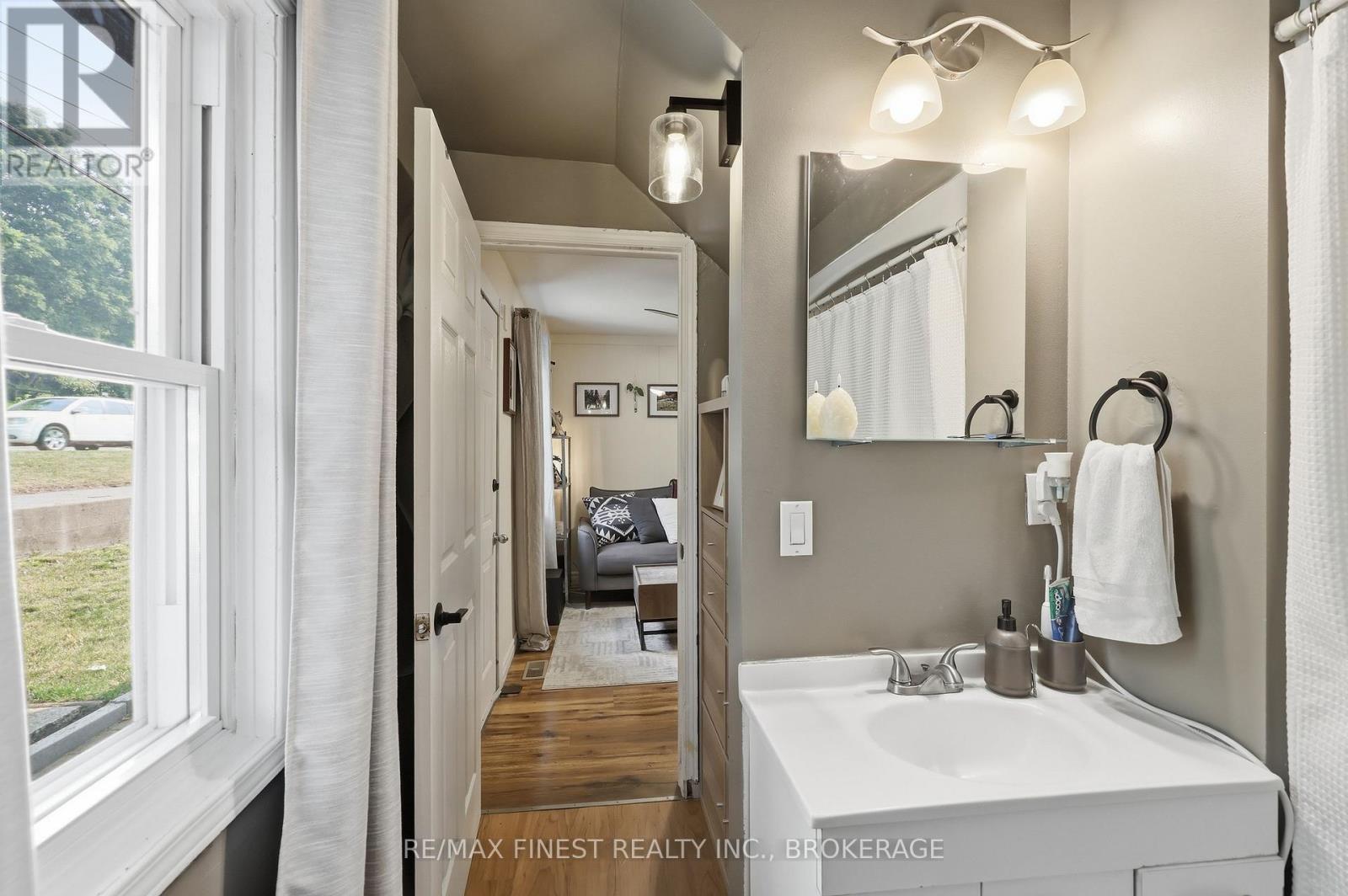 414 DUNDAS STREET - 17