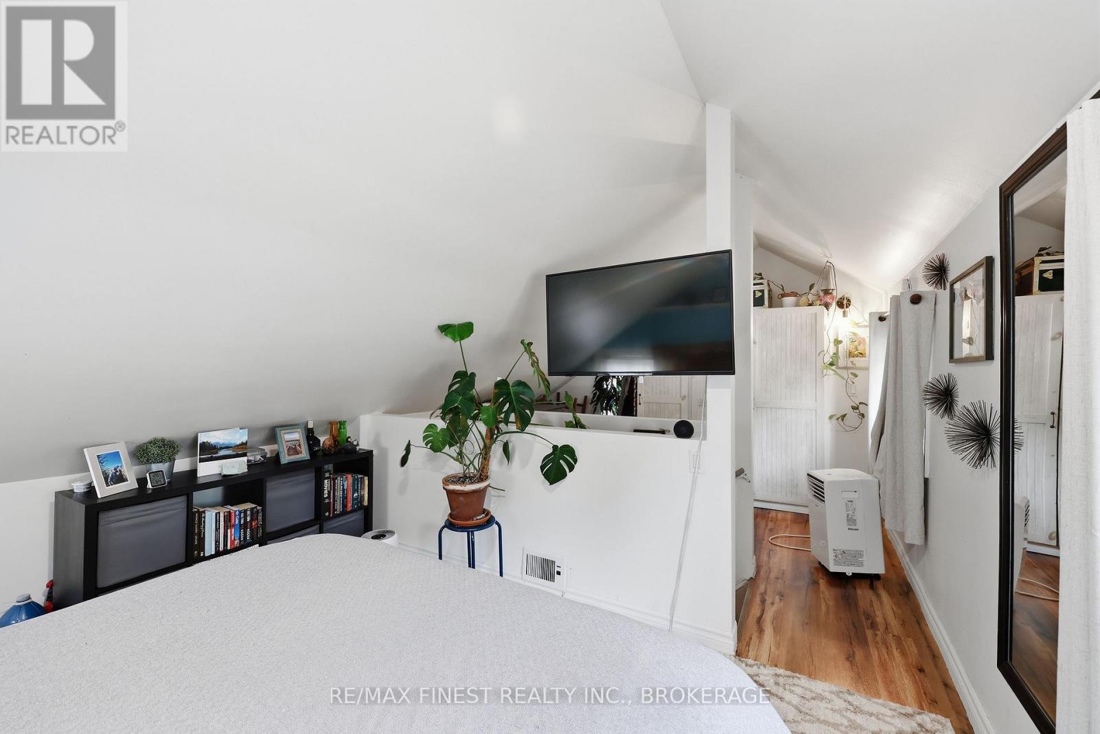 414 DUNDAS STREET - 22