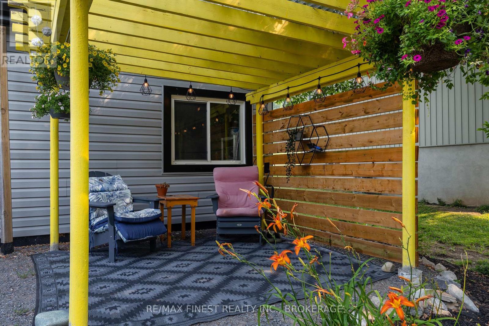 414 DUNDAS STREET - 25