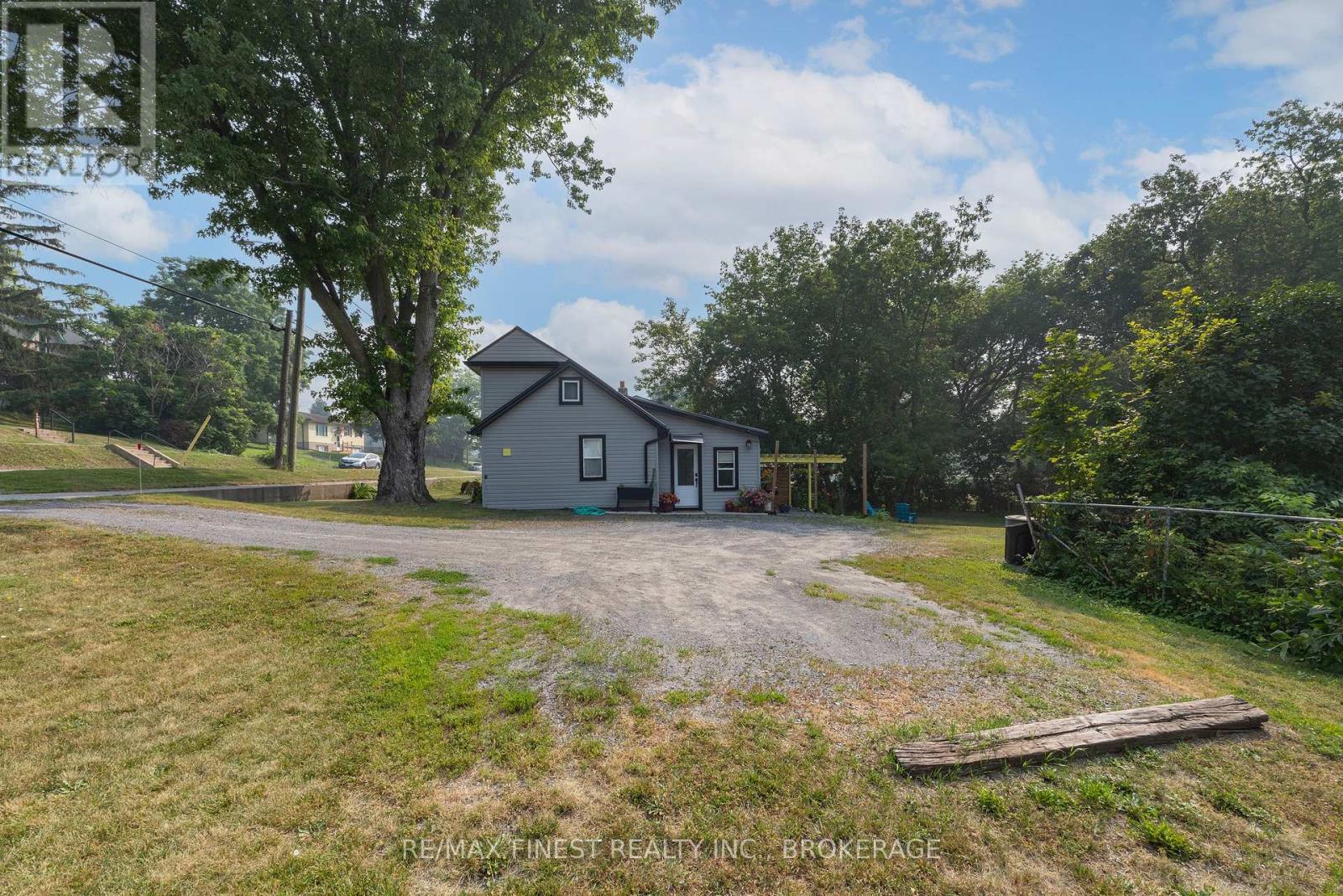 414 DUNDAS STREET - 29