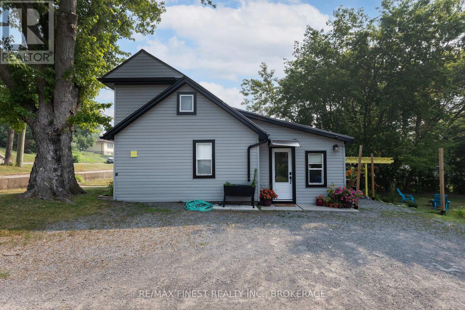 414 DUNDAS STREET - 3