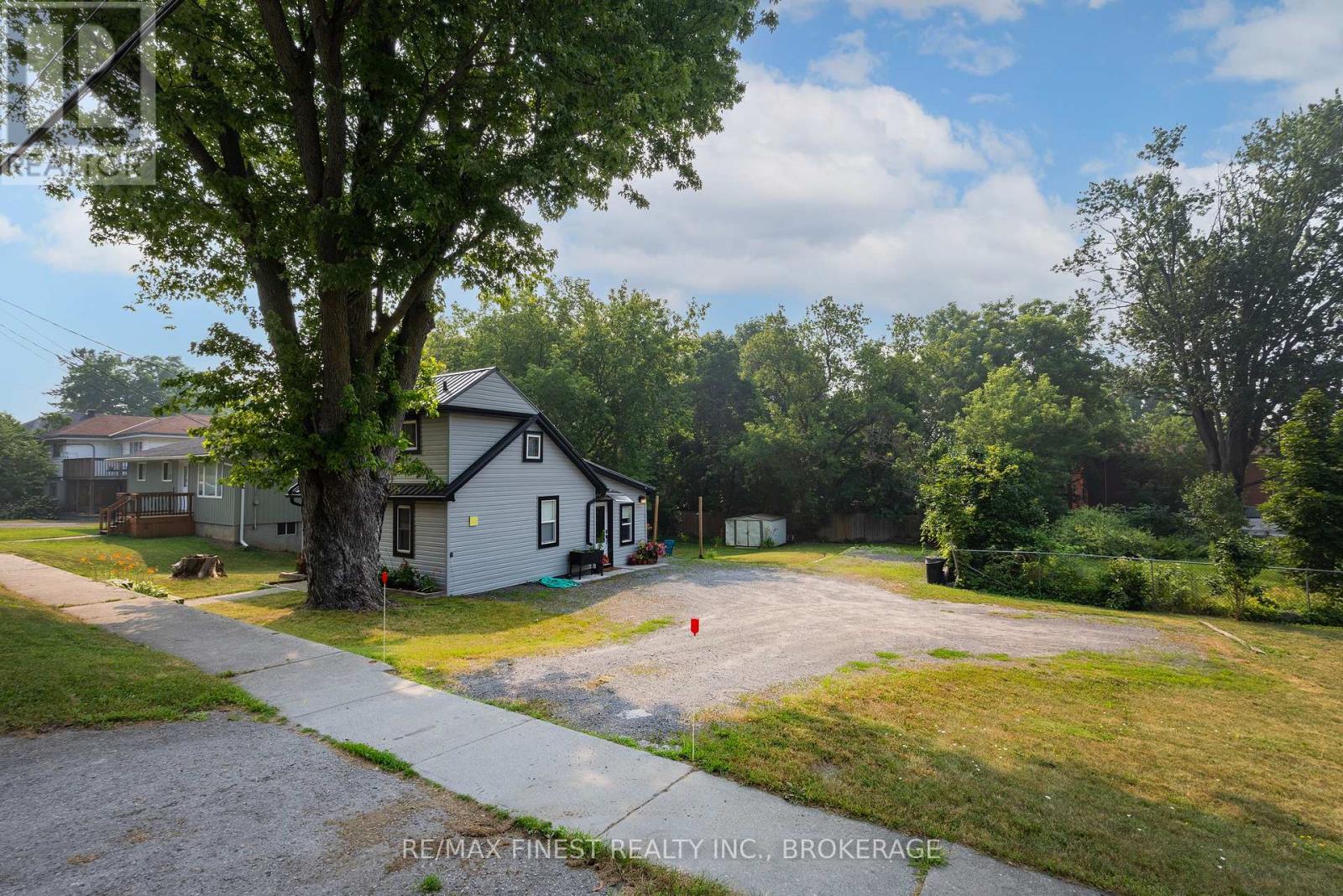 414 DUNDAS STREET - 31