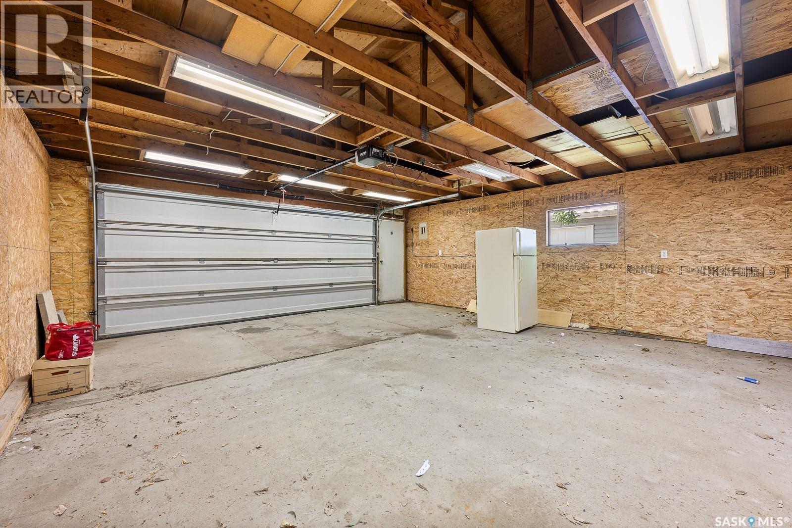621 20TH AVENUE E - Image 32