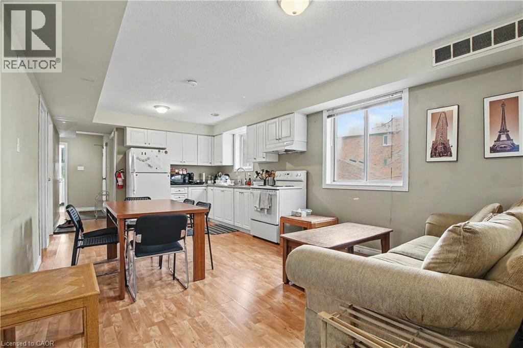 16 COLUMBIA Street W - 13