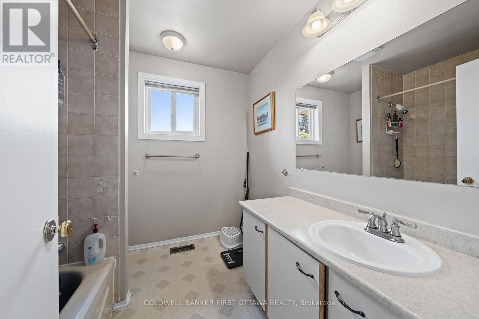 #6 108 MCDERMOT COURT - 26