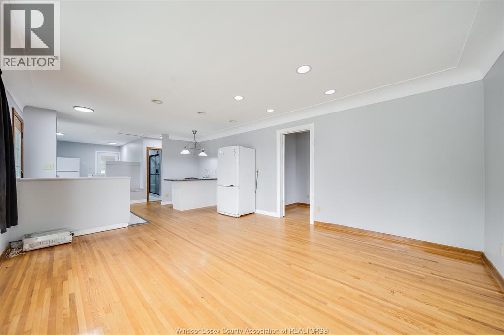 2914 WYANDOTTE STREET - 11