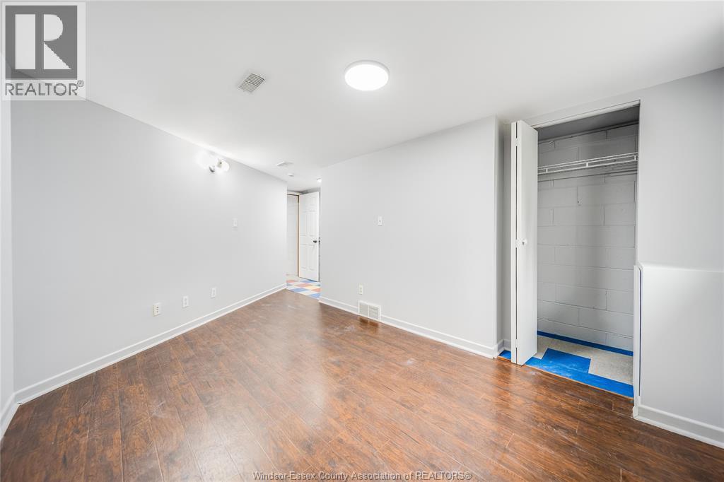 2914 WYANDOTTE STREET - 32
