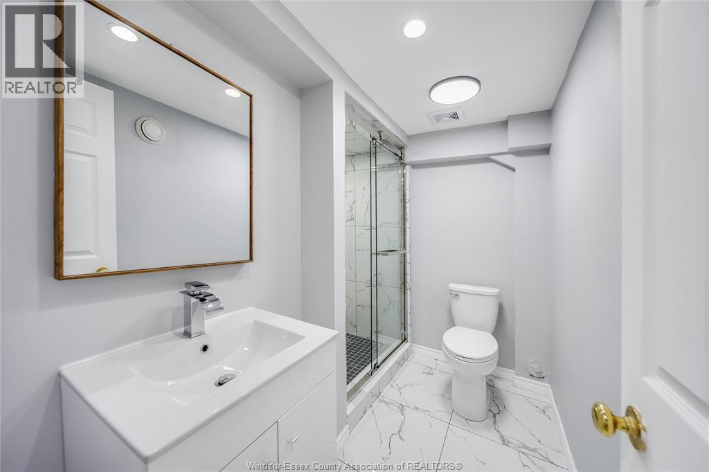 2914 WYANDOTTE STREET - 33