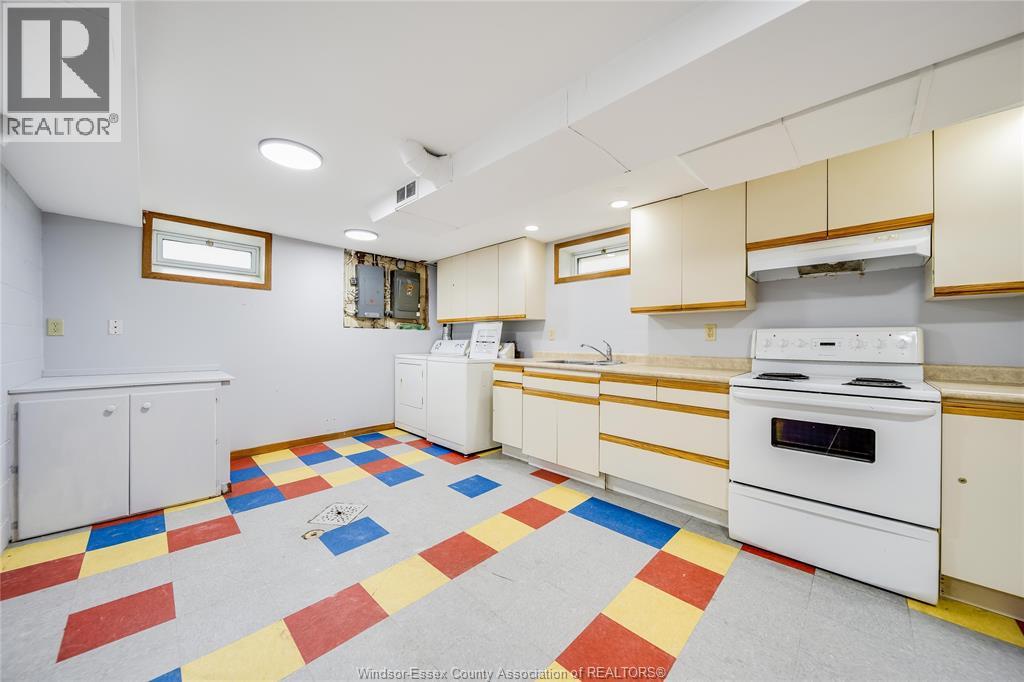 2914 WYANDOTTE STREET - 35