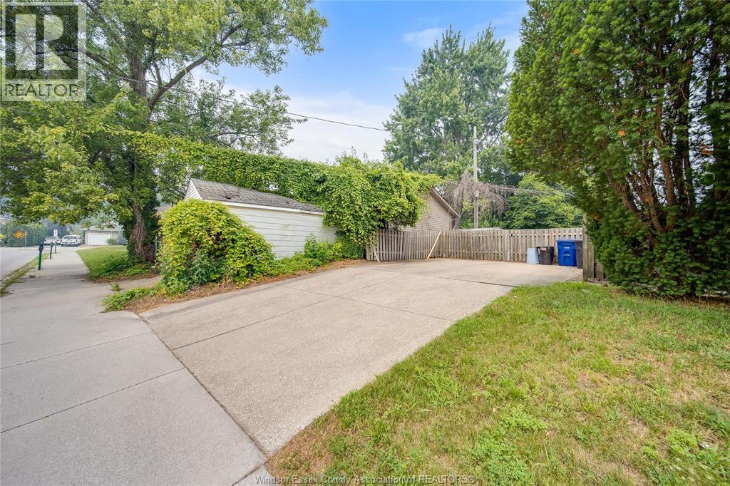 2914 WYANDOTTE STREET - 40