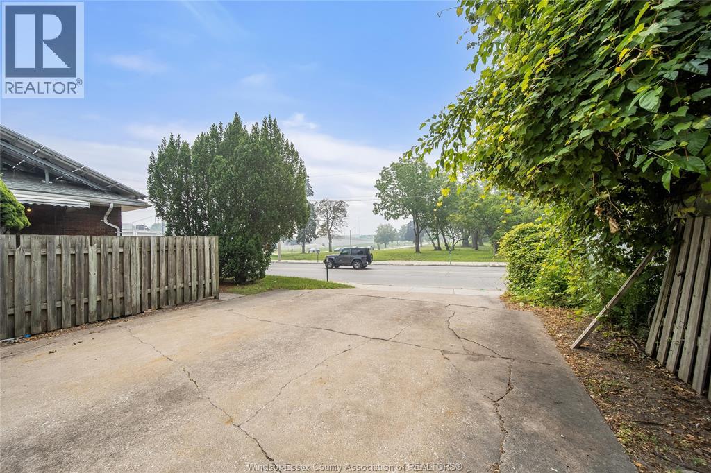 2914 WYANDOTTE STREET - 41