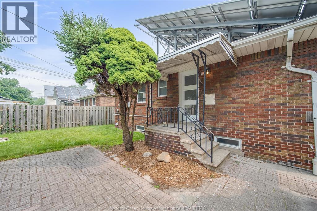 2914 WYANDOTTE STREET - 42