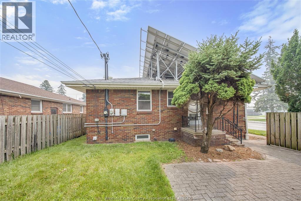 2914 WYANDOTTE STREET - 43