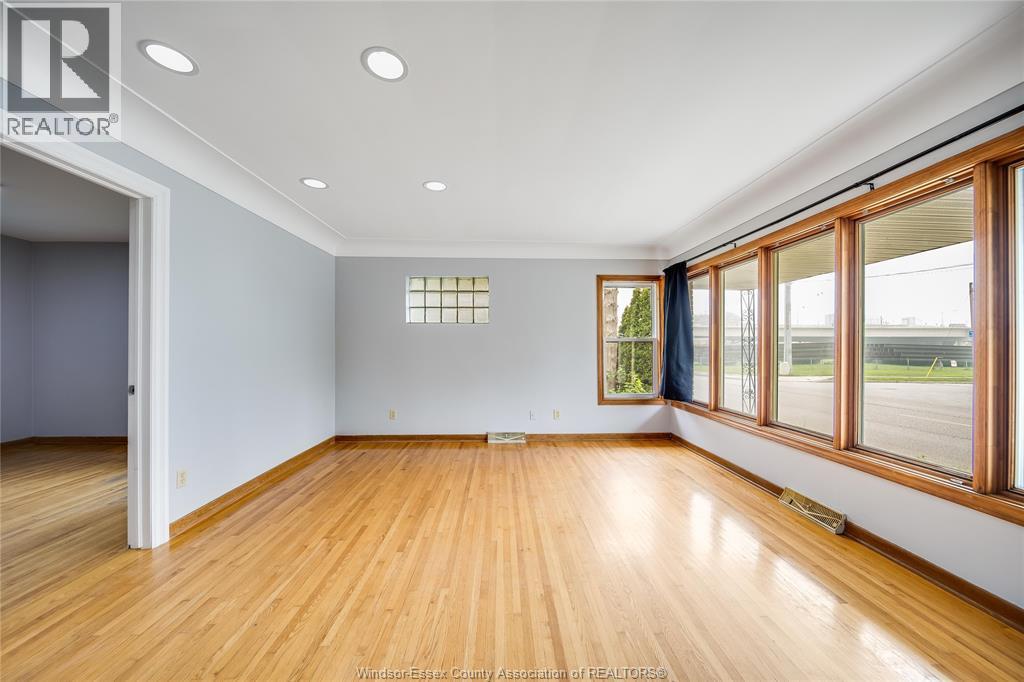 2914 WYANDOTTE STREET - 6